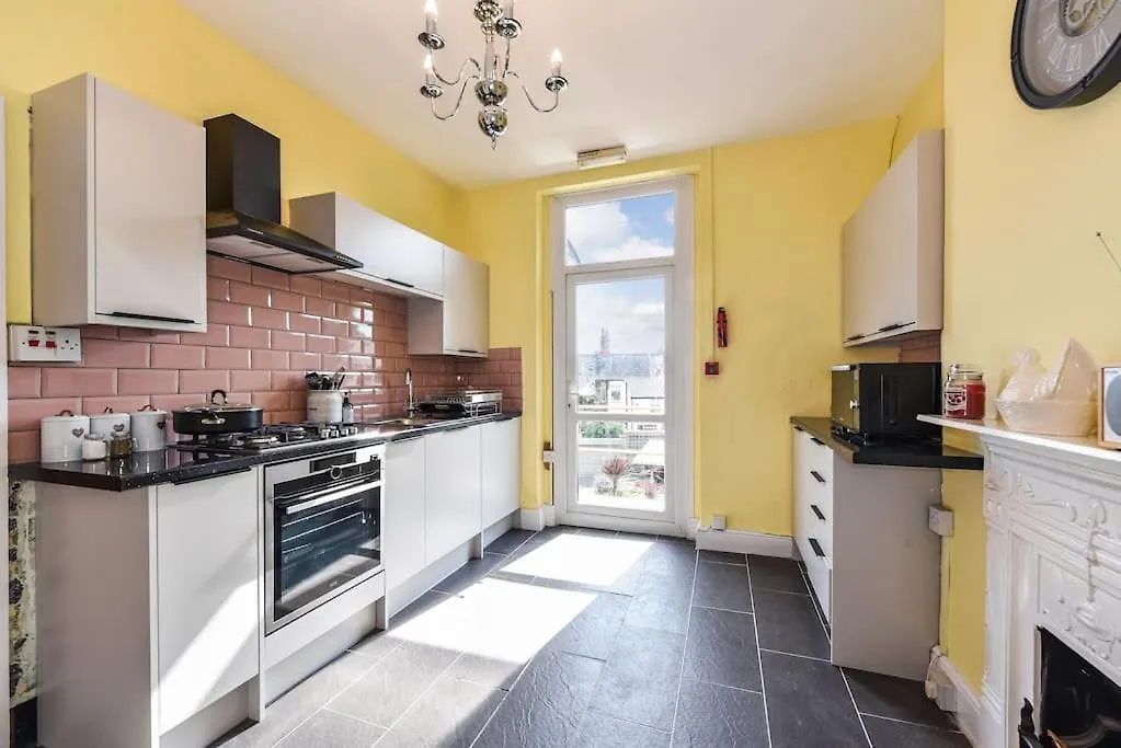 Traditional 3-Bed Property In Pontcanna With Parking كارديف بيت للعطل